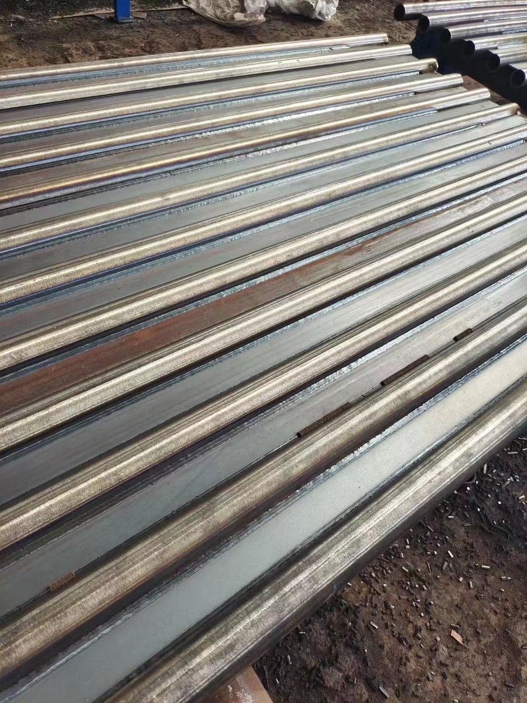 Φ38.1×7.5 SA-213T2 每件9根水冷壁管一排，長12米，管節距50.8mm,鰭片連接，鰭片為膜式扁鋼厚δ6.4㎜，材料為15CrMo，采用雙面坡口焊接型式