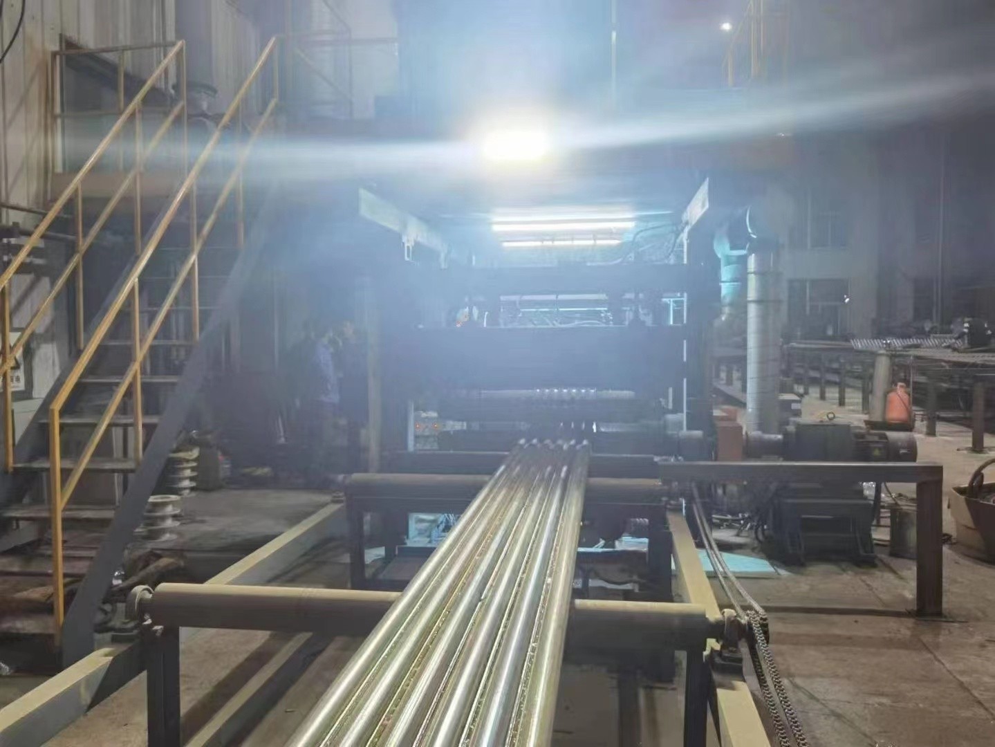 水冷壁管屏|Φ38.1×7.5 SA-213T2 每件9根水冷壁管一排，長12米，管節距50.8mm,鰭片連接，鰭片為膜式扁鋼厚δ6.4㎜，材料為15CrMo，采用雙面坡口焊接型式